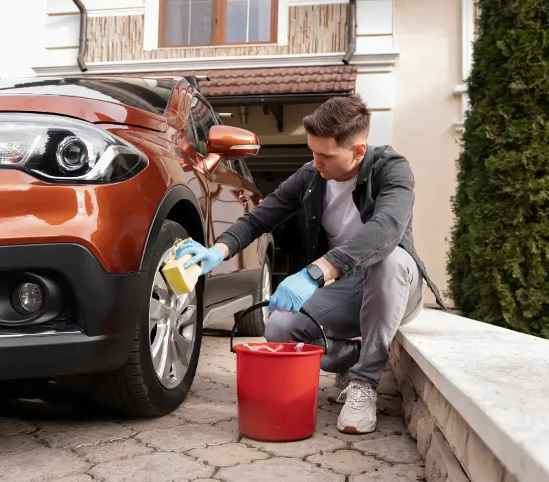 Lavage auto à domicile Esplas-de-Sérou : professionnel intervenant sur un véhicule
